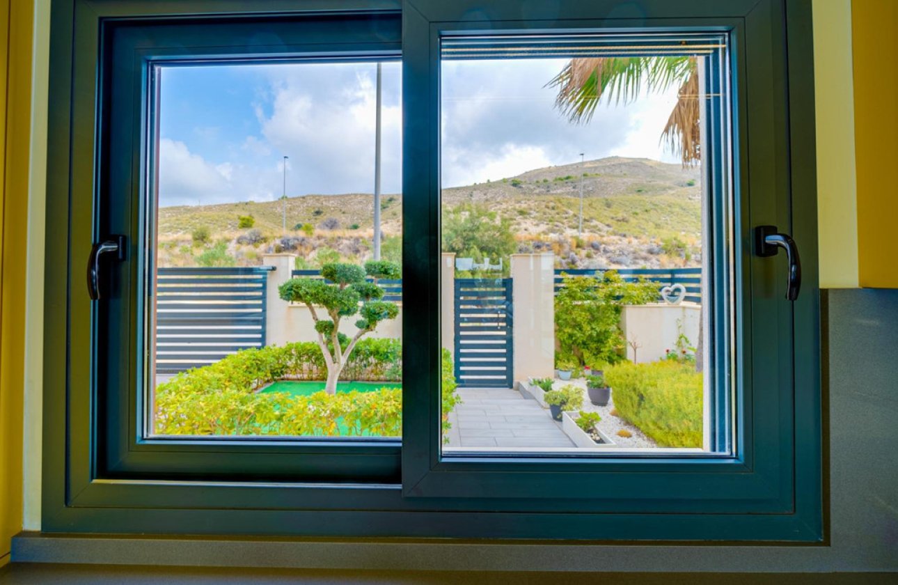 Resale - Villa -
Finestrat