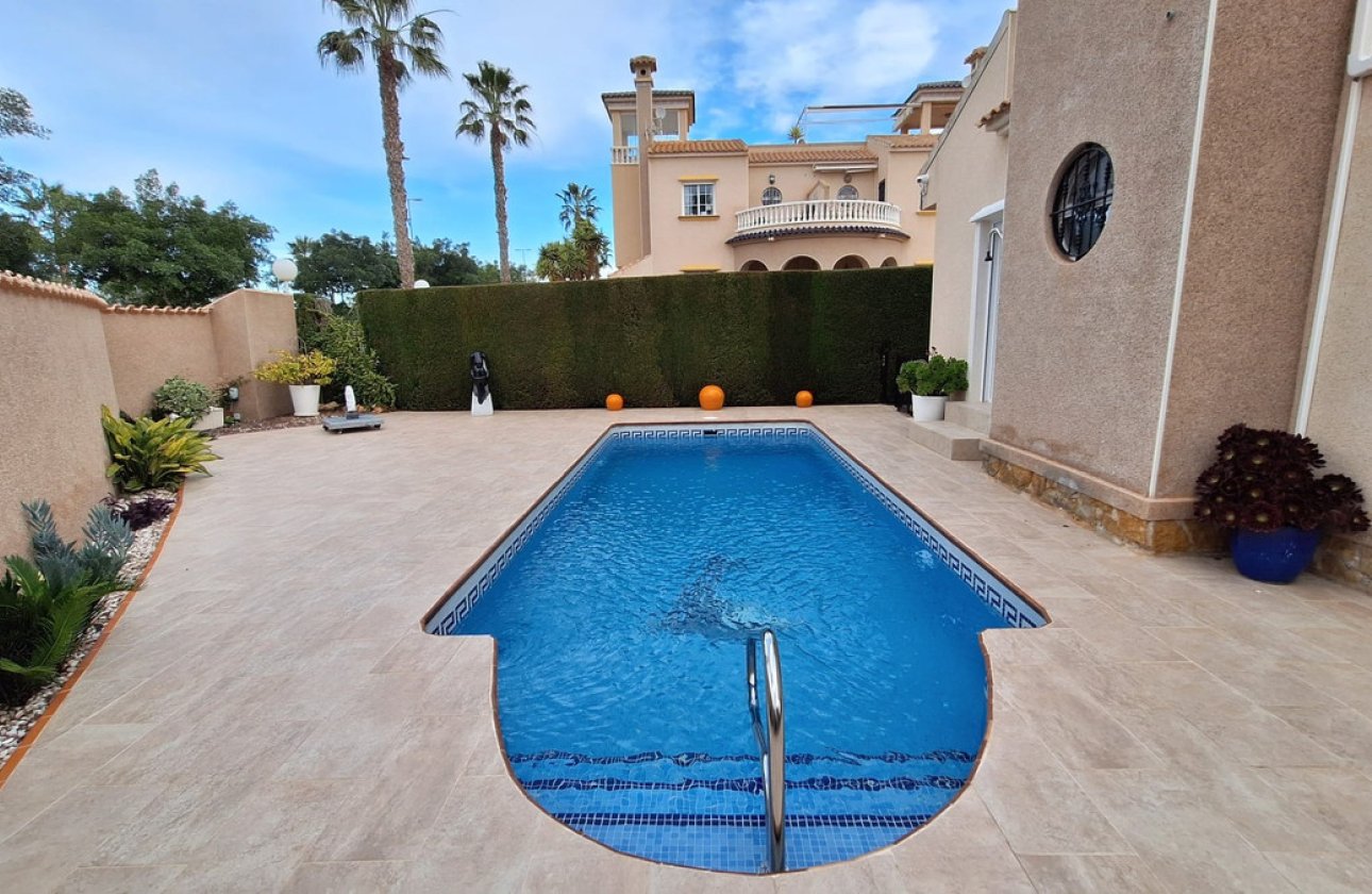 Resale - Villa -
Guardamar del Segura - Guardamar del Segura Centro