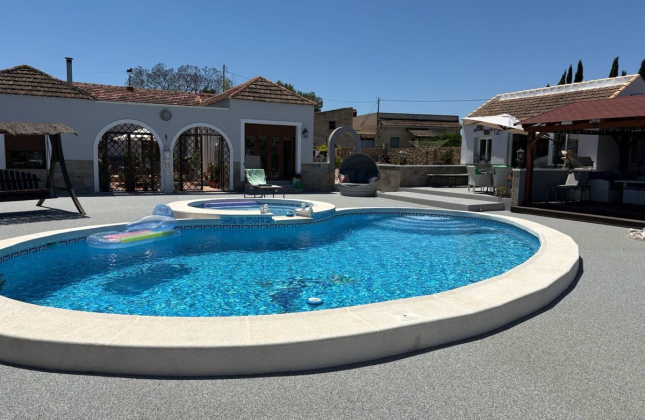 Resale - Villa -
Jacarilla