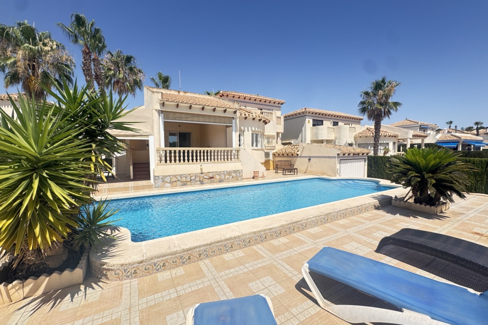 Resale - Villa -
Las Ramblas Golf