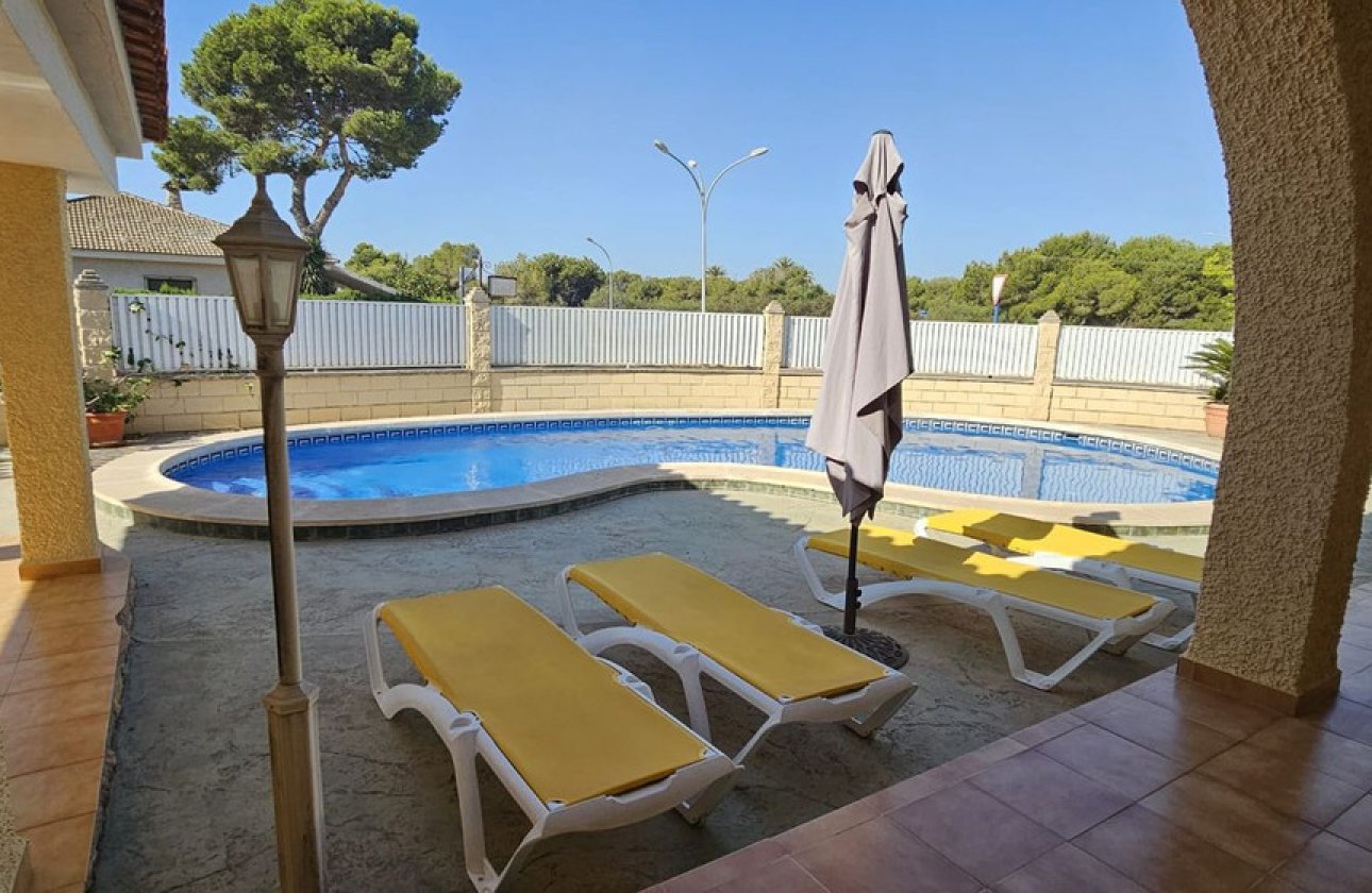 Resale - Villa -
Orihuela - Campoamor