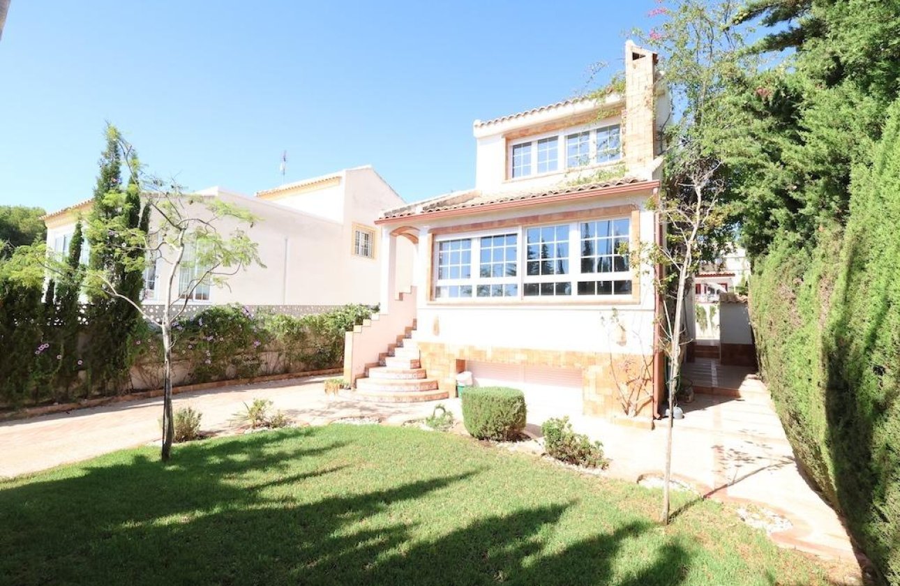 Resale - Villa -
Orihuela Costa - Villamartín