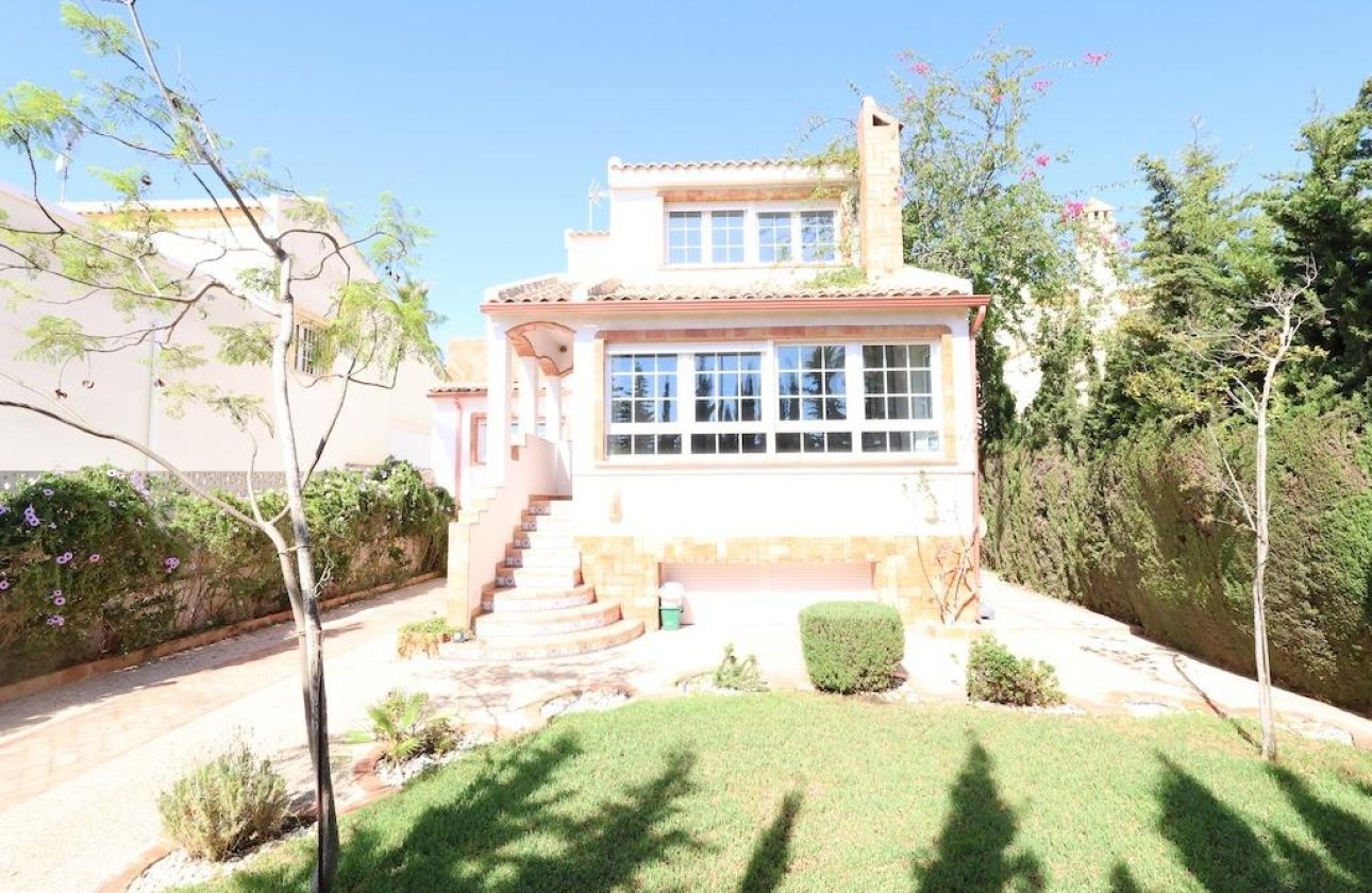 Resale - Villa -
Orihuela Costa - Villamartín