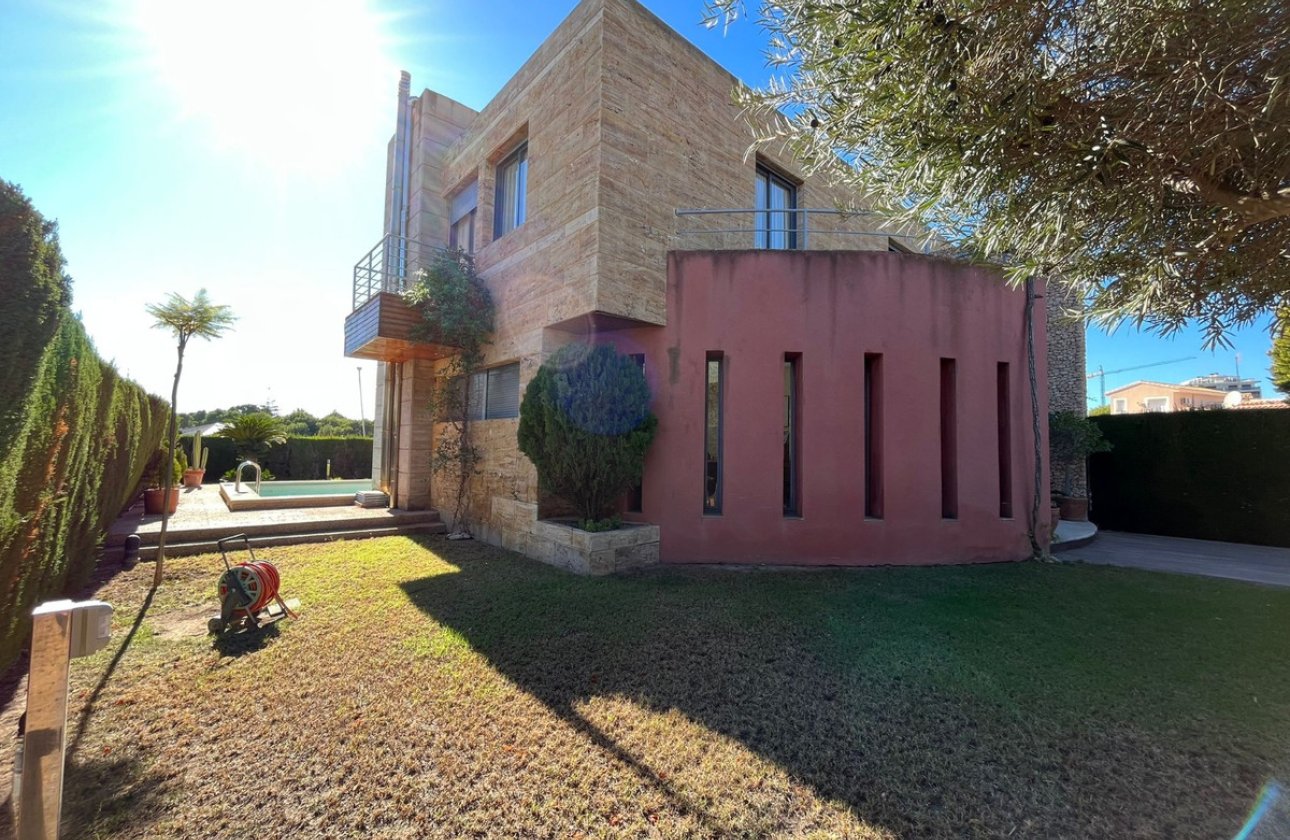 Resale - Villa -
Orihuela - Dehesa de Campoamor