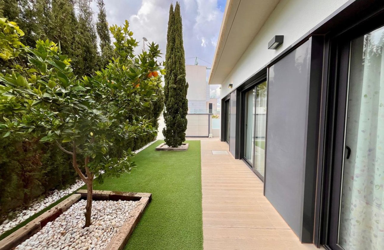 Resale - Villa -
Orihuela - Dehesa de Campoamor