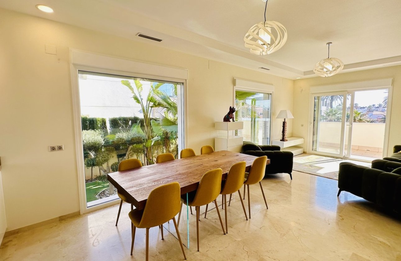 Resale - Villa -
Orihuela - La Zenia