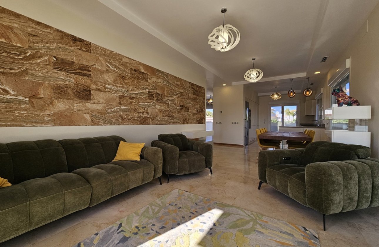 Resale - Villa -
Orihuela - La Zenia