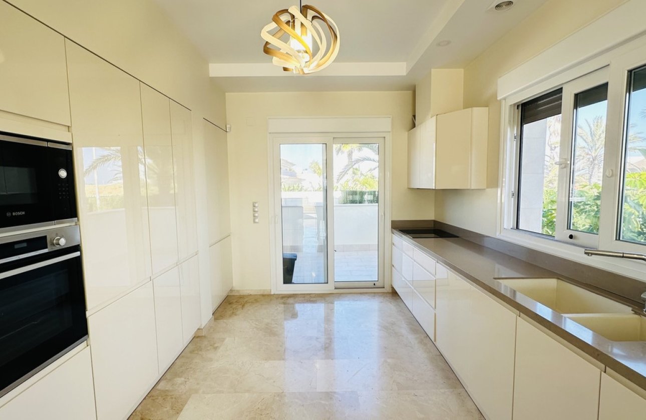 Resale - Villa -
Orihuela - La Zenia