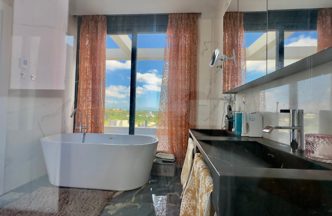 Resale - Villa -
Orihuela - Las Colinas Golf