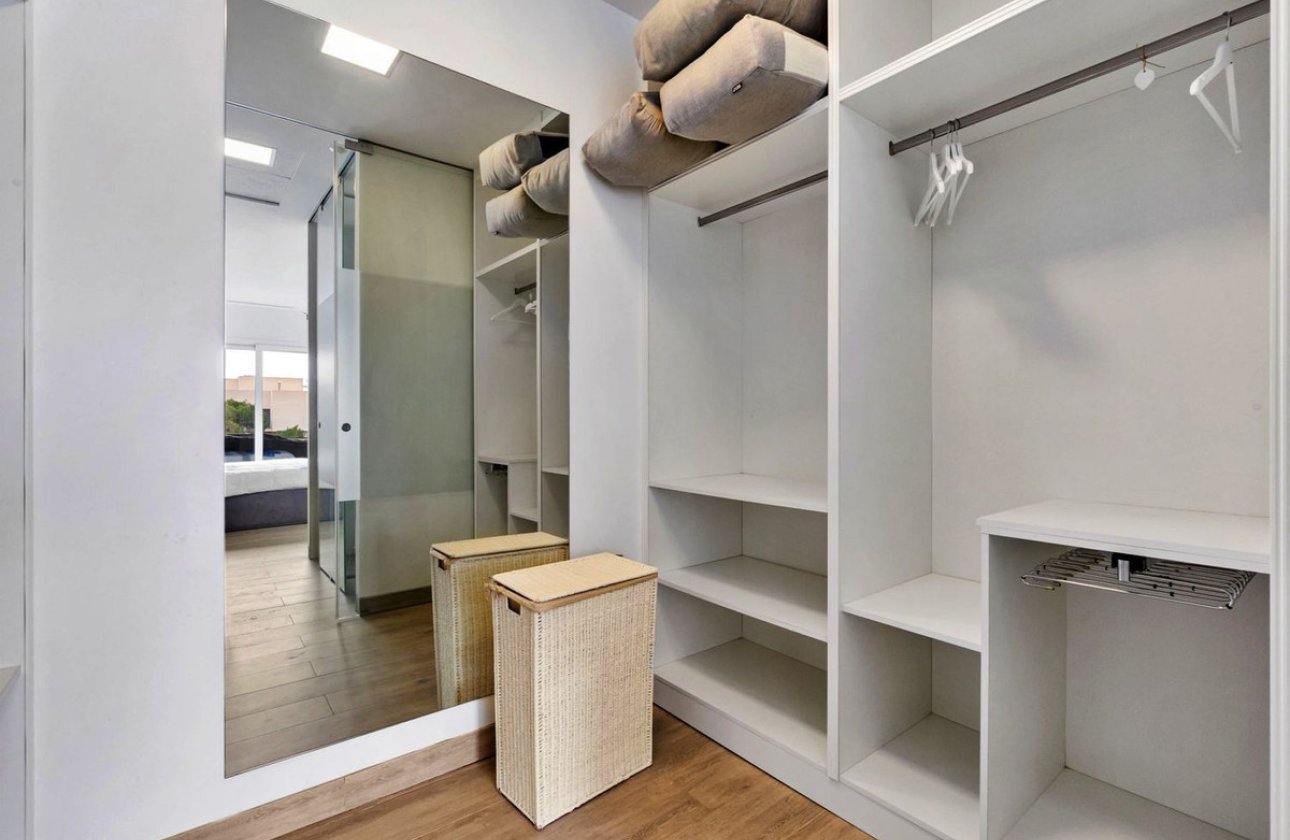 Resale - Villa -
Orihuela - Las Colinas Golf