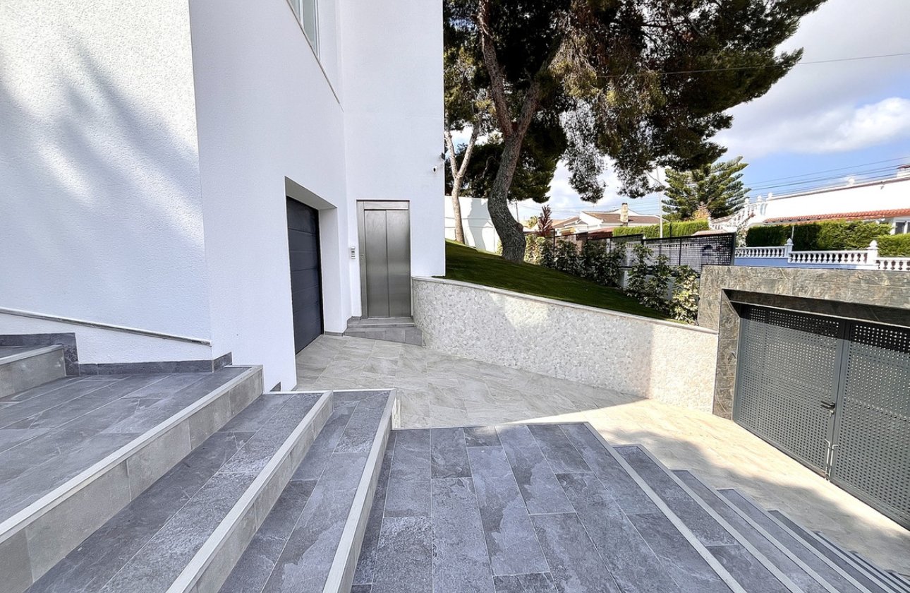 Resale - Villa -
Orihuela - Los Balcones