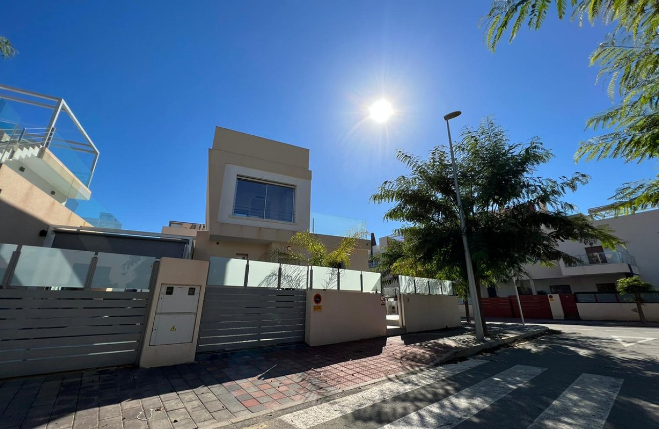 Resale - Villa -
Orihuela - Mil Palmeras
