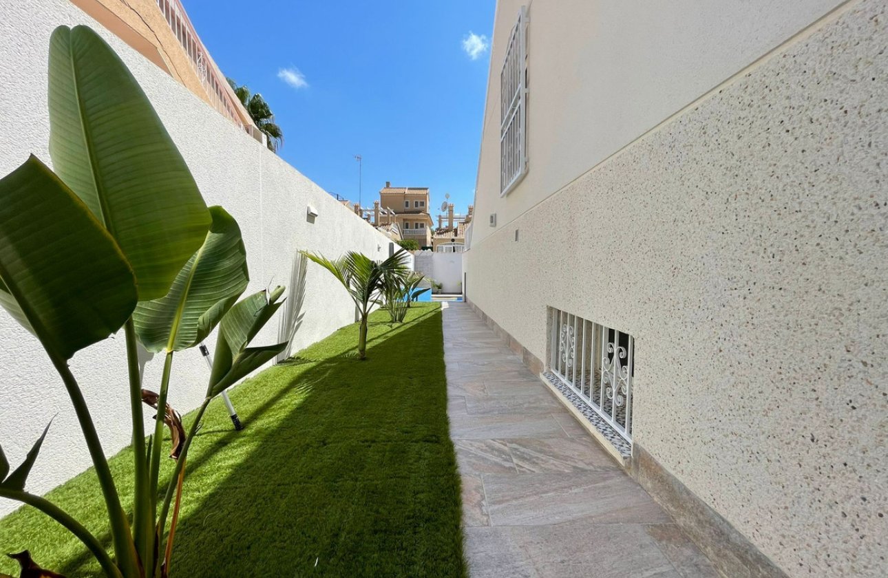 Resale - Villa -
Orihuela - Orihuela Costa