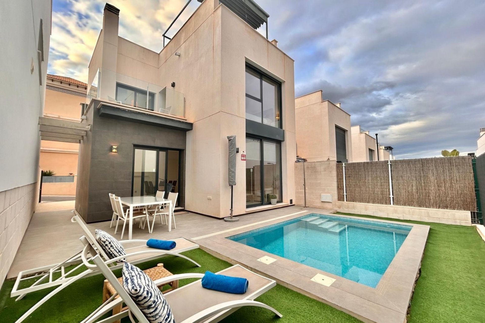 Resale - Villa -
Orihuela - Orihuela Costa