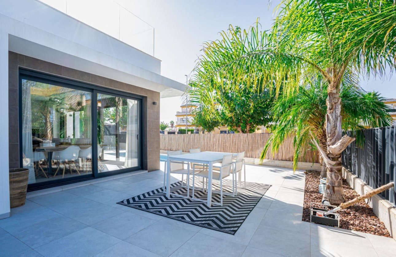 Resale - Villa -
San Fulgencio - La Marina