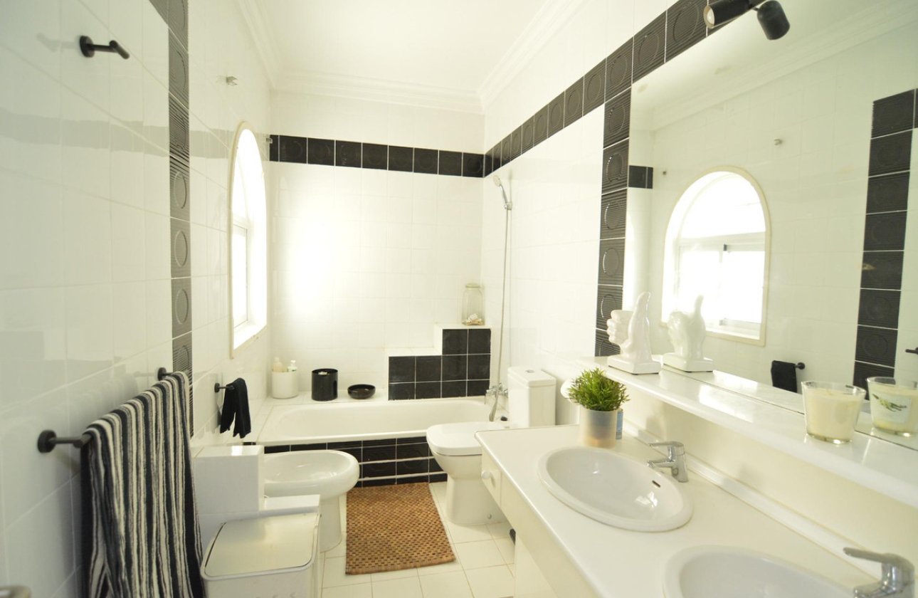 Resale - Villa -
Torrevieja - Torrevieja Centro