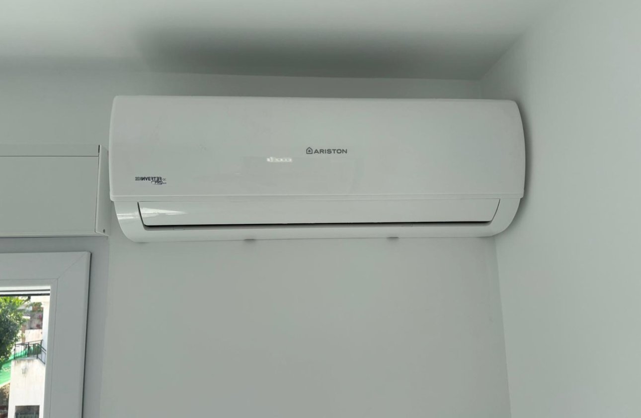 Resale - Villa -
Torrevieja - Torrevieja Centro