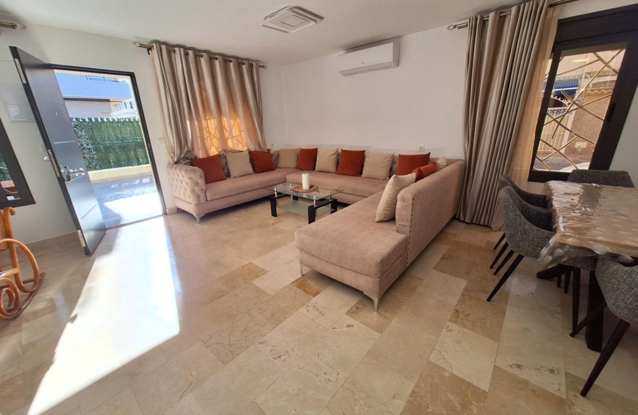 Resale - Villa -
Torrevieja - Torrevieja Centro