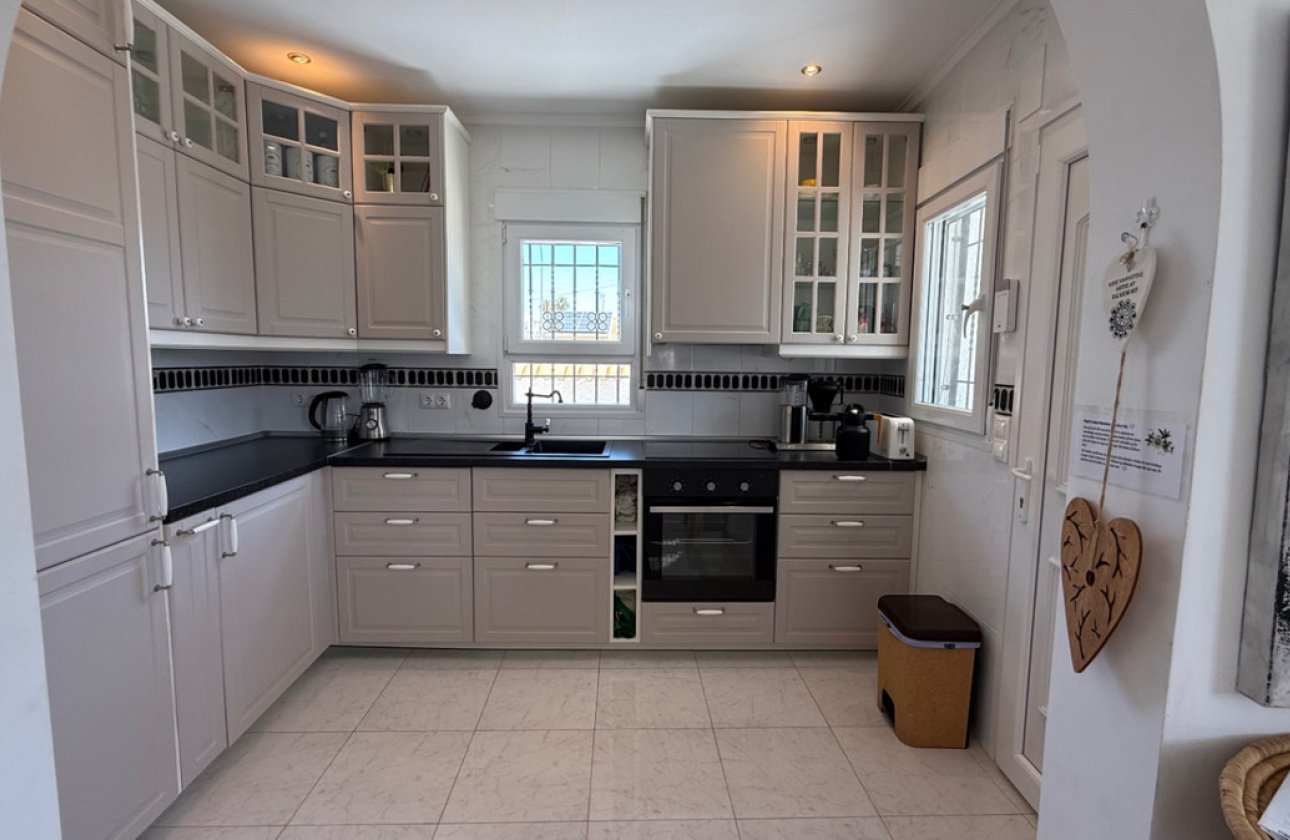 Resale - Villa -
Torrevieja - Torrevieja Centro