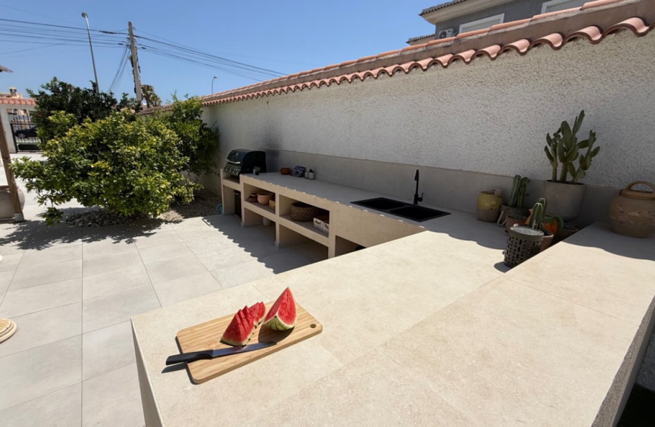 Resale - Villa -
Torrevieja - Torrevieja Centro