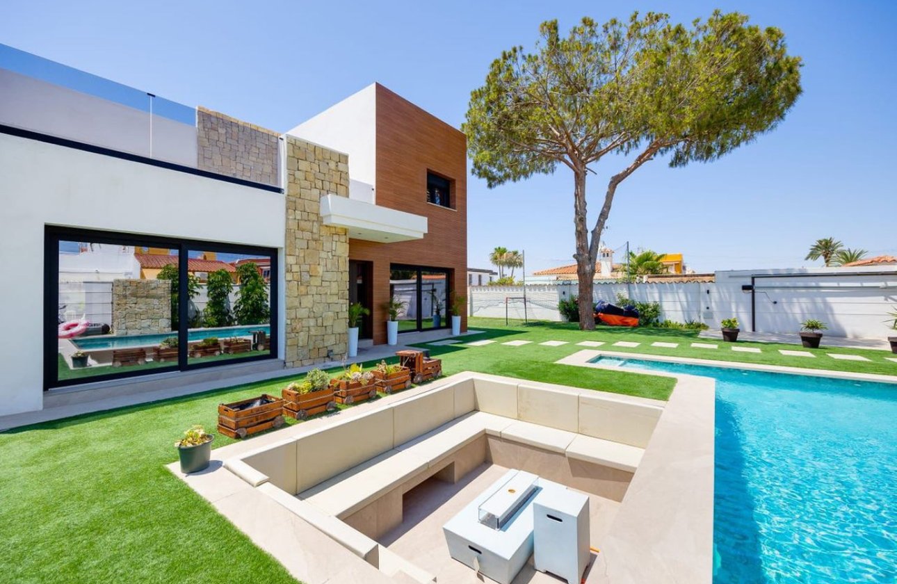 Resale - Villa -
Torrevieja - Torrevieja Centro