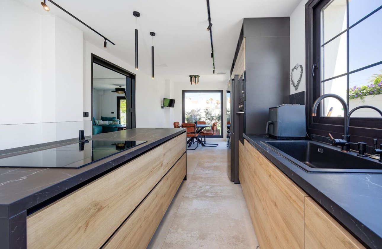 Resale - Villa -
Torrevieja - Torrevieja Centro