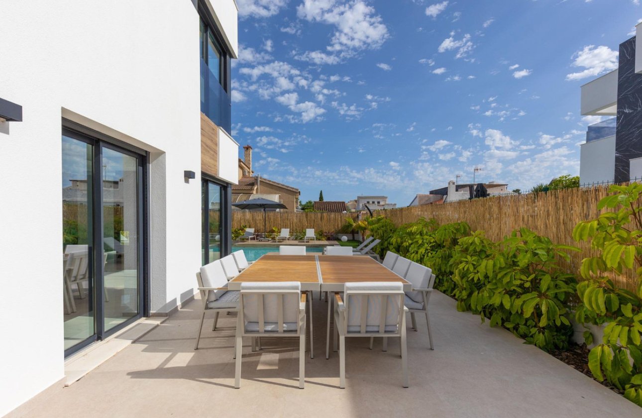 Resale - Villa -
Torrevieja - Torrevieja Centro