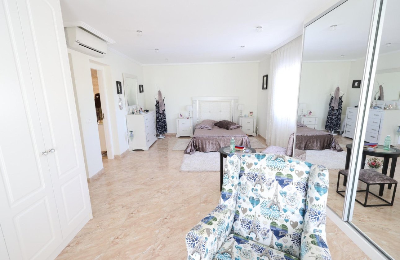 Resale - Villa -
Torrevieja - Torrevieja Centro