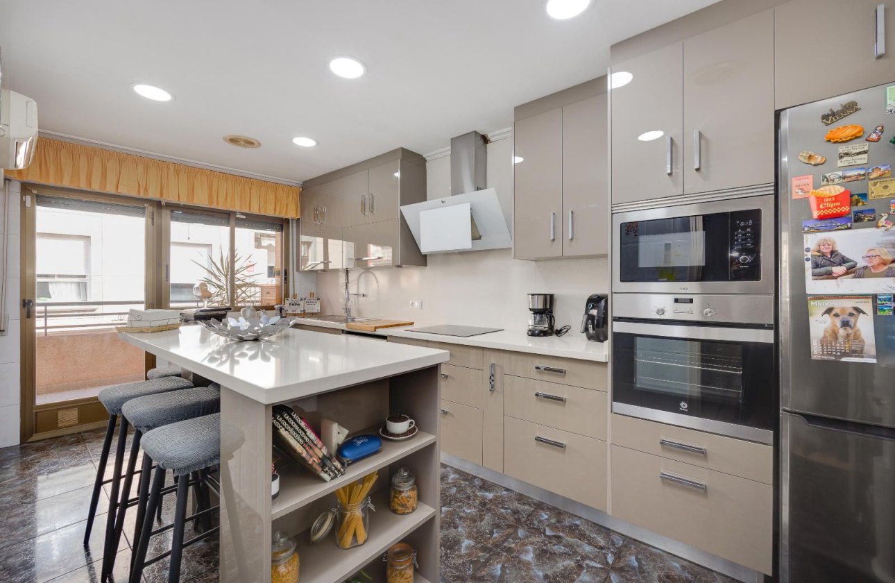 Reventa - Apartamento / piso -
Torrevieja - Centro - Muelle Pesquero