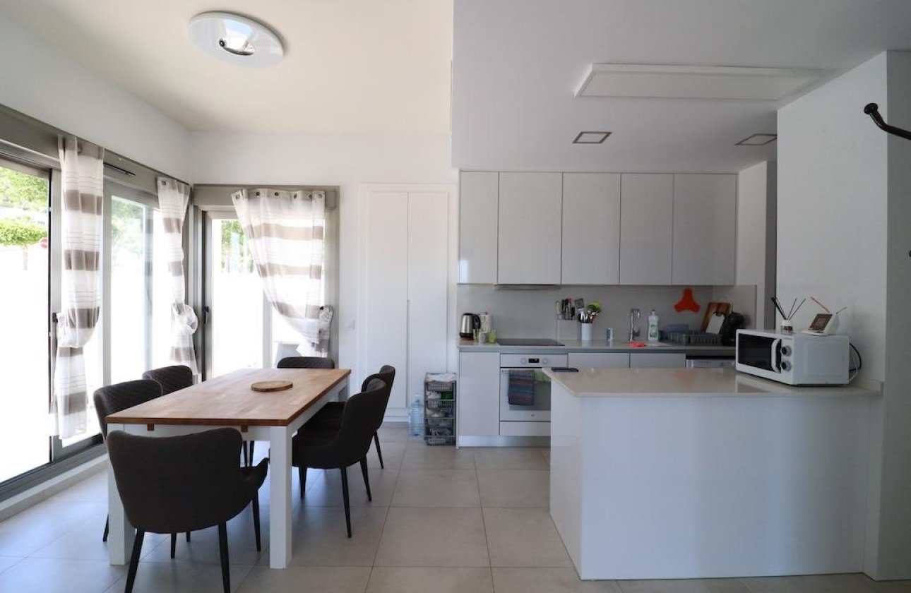 Reventa - Villa -
San Miguel de Salinas - Urbanizaciones