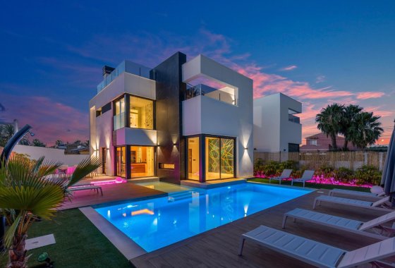 Villa - Resale - Torrevieja - Torrevieja Centro